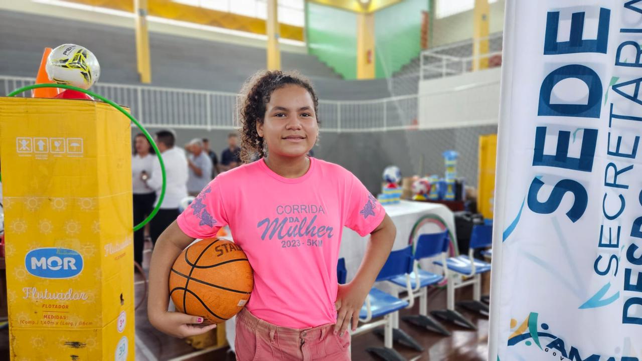 Entrega de materiais para escolinhas esportivas